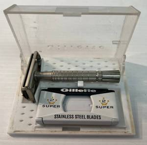 lot 127 image: Vintage Gillette Razor In Case With Original Razor Blade Holder