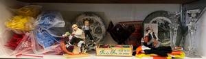 lot 162 image: Shelf Full Of Misc. Vintage Items Including Norman Rockwell Figurines