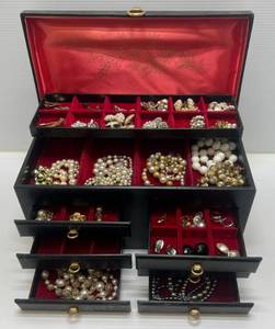 lot 252 image: Large Jewelry Box Filled With Vintage Jewelry