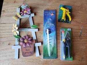 lot 18 image: Garden Decor, Hose Nozzle, Pruner