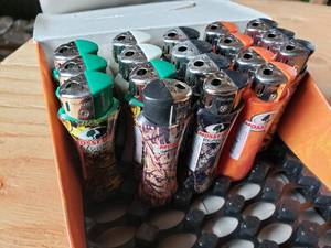 lot 53 image: Lot of 18 Mossy Oak Lighters