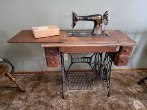 lot 21 image: Early 1900s Singer Red Eye Sewing Machine
