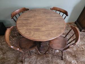 lot 22 image: Hale Furniture American Traditional Dining Table