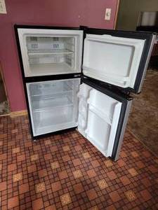 lot 25 image: 4.5 Cu.Ft. Compact Refrigerator Electrolux Home Products