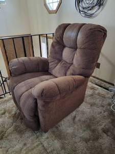 lot 14 image: Best Home Furniture Lever Recliner