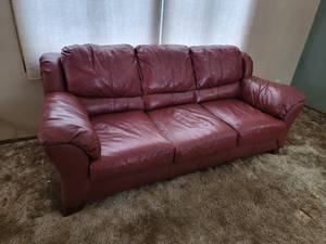 lot 2 image: Wanvog Furniture Burgundy Leather Sofa