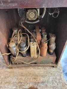 lot 32 image: Vintage Tube Radio (Along with all the old tubes)