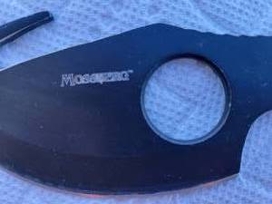 lot 43 image: Mossberg Deer Skinning Knife