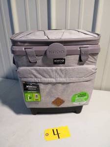 lot 4 image: Igloo Cool Fusion 28QT Cooler Broken Handle