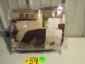 lot 54 image: 3 Piece Reversible Comforter Set - DoubleQueen