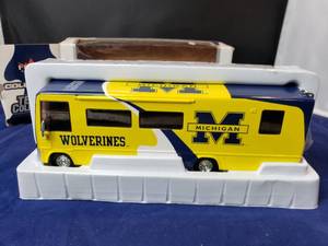 lot 23 image: Michigan Wolverines Winnebago Special Team Collectible by Fleer