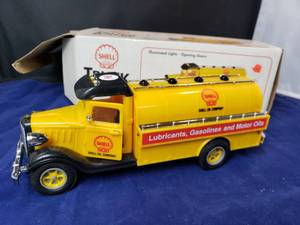 lot 25 image: Shell Limited Edition Truck Bank