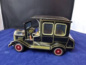 lot 34 image: 1960s S.H. Horikawa Old Fashioned Car Battery Operated