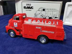 lot 35 image: Mobil 1952 GMC Fuel Tanker 134 Die-Cast