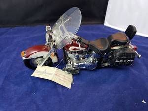 lot 42 image: Franklin Mint Harley Davidson Heritage Softail Classic