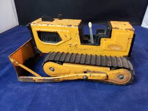 lot 72 image: Tonka T-6 Caterpillar