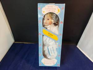 lot 76 image: Heritage Mint Collector Series Porcelain Doll Jessica D-83