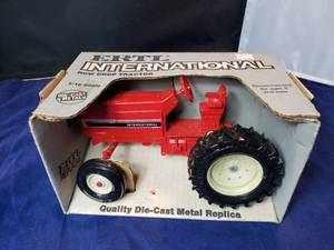 lot 95 image: 116 Ertl International Row Crop Tractor