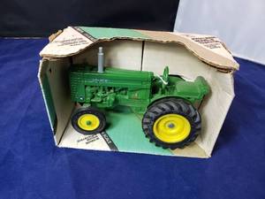 lot 97 image: 116 Ertl John Deere Collector Edition Series III Model M Tractor
