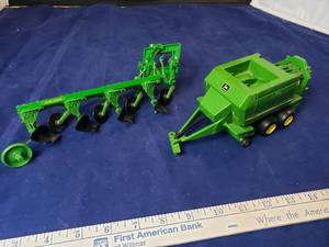lot 102 image: Ertl John Deere Implements