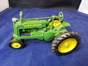 lot 104 image: Ertl John Deere Die Cast Tractor