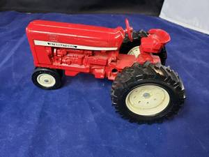 lot 108 image: Ertl International Tractor