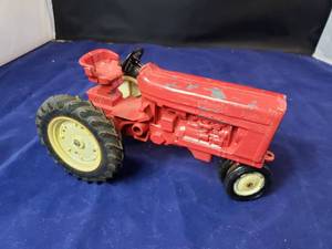lot 109 image: Ertl International Tractor
