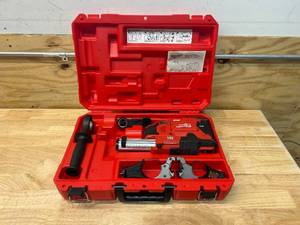 lot 28 image: MILWAUKEE M12 12-Volt Lithium-Ion Cordless HammerVac Universal Dust Extractor with Case (Tool-Only)