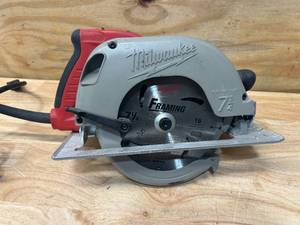 lot 32 image: MILWAUKEE 15 Amp 7 14 in. Tilt-Lok Circular Saw
