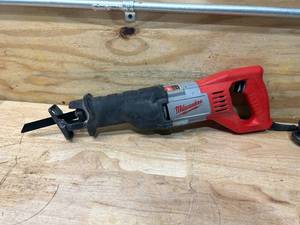 lot 45 image: MILWAUKEE 12 Amp 34 in. Stroke SAWZALL Reciprocating Saw