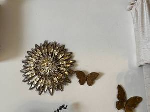 lot 4 image: Decorative Wall Items Flower & Butterflies