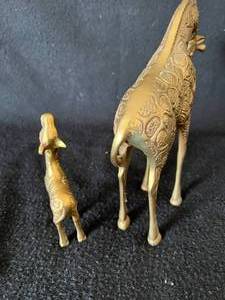 lot 10 image: Leonard Silver Mfg Solid Brass Giraffe