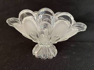 lot 17 image: Glass Decorative Floral VaseBasket