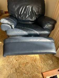 lot 18 image: Natuzzi Blue Recliner