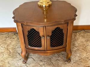 lot 23 image: MCM Oak Side Table with Lamp