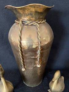 lot 21 image: Vintage MCM Brass Ducks and Unique Vase