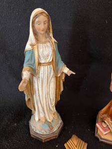lot 29 image: Malco Jesus and Mother Mary Statues and Cross
