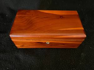 lot 76 image: Lane Cedar Chest Jewelry Box