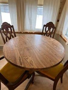 lot 88 image: Dining Table with 5 Chairs