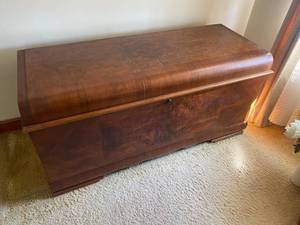 lot 109 image: Vintage Lane Cedar Chest