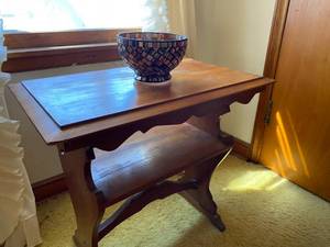 lot 120 image: Golden Oak Side Table with Decorative Amber Bowl