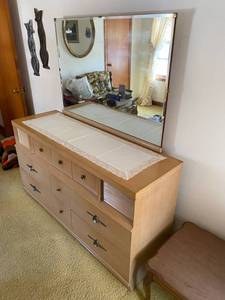 lot 124 image: Vintage Permanized Mengel Furniture Dressing Table with Mirror