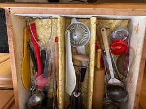 lot 147 image: Contents of Kitchen Utensil Drawer Ladles, Spatulas, Rolling Pin and More