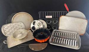lot 151 image: Assorted Kitchen Bakeware Pizza Pans, Broiler Pan, and More