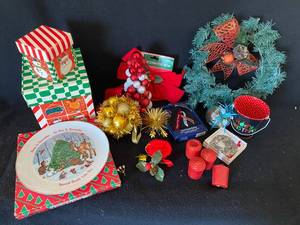 lot 170 image: Christmas Decor Lot Collectors Plate, Wreath, and More