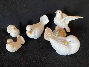 lot 182 image: White Porcelain Bird Figurines