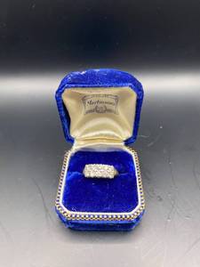 lot 195 image: Vintage Exquisite 14K Gold Wedding Band with Gemstones