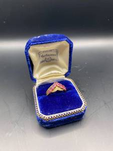 lot 196 image: Vintage 18K Gold Pink and White Gemstone V Ring