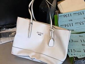 lot 1140 image: Guess Womens Purse