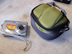 lot 1132 image: Kodak EasyShare C180 10.2MP Digital Camera with Kodak Soft-Side Carry Case
